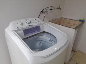 伊图Casa com 3 quartos的浴室内有门打开的洗衣机