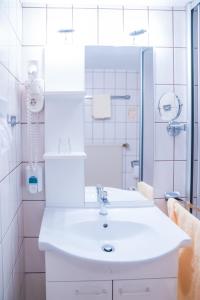 巴特皮尔蒙特 豪斯施泰因迈尔酒店的白色的浴室设有水槽和淋浴。