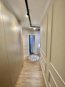 地拉那Experience New Bazaar Apartment 01的一条空的走廊,有门和地毯