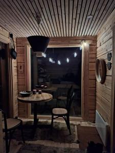 罗瓦涅米Wilderness Cabin Onnela的客房设有桌椅和窗户。