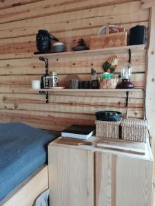 罗瓦涅米Wilderness Cabin Onnela的一间设有木墙、书架和桌子的房间