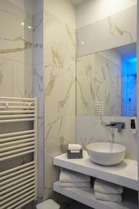 博尔扎诺Your Stay in Bolzano的一间带水槽和镜子的浴室