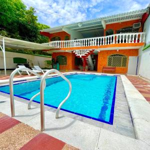 里考尔特LA MANUELA- VILLA CON PISCINA PRIVADA的房屋前的游泳池
