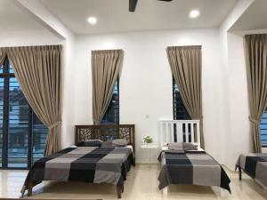 麻坡G-Homestay @ Sungai Abong Muar*10~20pax的一间带两张床的卧室,位于带窗户的房间内