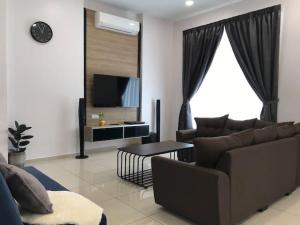 麻坡G-Homestay @ Sungai Abong Muar*10~20pax的带沙发和电视的客厅