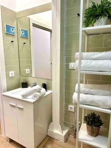 马德里centro Madrid / chueca (1)的浴室配有盥洗盆、镜子和毛巾