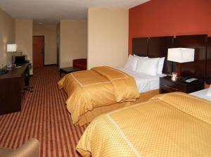 布里奇波特Hometown Executive Suites的酒店客房配有两张床和一张书桌