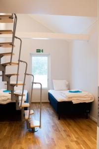 HärrydaLandvetter Hotell的客房设有两张双层床和梯子