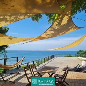 圣米格尔Kuluka Resort And Spa的海景甲板上的桌椅