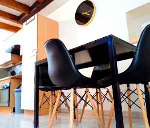 塞纳河畔罗米伊Élégante maison centre Romilly的厨房里一张带两张黑椅子的黑桌