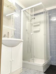 塞纳河畔罗米伊Élégante maison centre Romilly的带淋浴和盥洗盆的白色浴室
