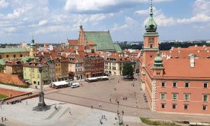 华沙BETTER PLACE Classical Warsaw的享有城市美景,设有建筑和钟楼