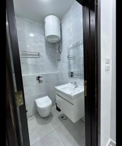伊尔比德رويال جروب للشقق الفندقية的白色的浴室设有卫生间和水槽。