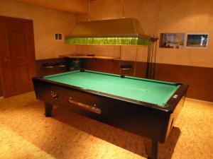 滕嫩山麓圣马丁雪绒花膳食酒店的一张位于房间中间的台球桌