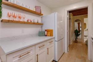克莱蒙Hope Home的厨房配有白色橱柜和白色冰箱。