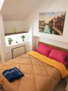西迪·布·赛义德Maria的一间卧室配有一张壁画床