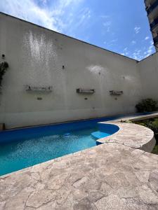 圣米格尔·德·图库玛Rodex Casa Boutique - Paraíso céntrico con pileta, terraza, asador的建筑物一侧的游泳池