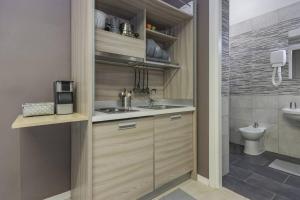 巴里Moca Rooms Vento的一间带水槽和卫生间的浴室