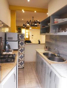 西迪·布·赛义德Maria的厨房配有水槽和台面