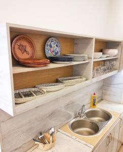 西迪·布·赛义德Maria的厨房设有水槽、盘子和餐具