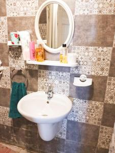 西迪·布·赛义德Maria的一间带水槽和镜子的浴室