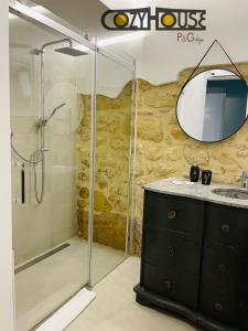 恩纳Cozy House的带淋浴、盥洗盆和镜子的浴室
