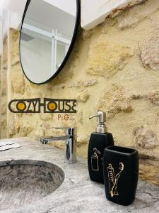 恩纳Cozy House的一间带水槽和镜子的浴室