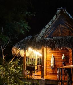 南圣胡安Todo Bien Nicaragua的小屋在晚上设有茅草屋顶