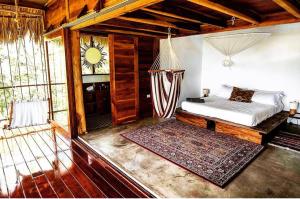 南圣胡安Todo Bien Nicaragua的一间卧室配有一张床和吊床
