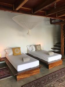 南圣胡安Todo Bien Nicaragua的配有两张床的客房内。