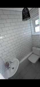 利物浦Entire 3 bedrooom holiday home的白色的浴室设有水槽和卫生间。
