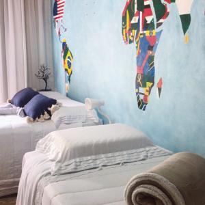 ColinasVale Aventura的一间卧室设有两张床和蓝色的墙壁