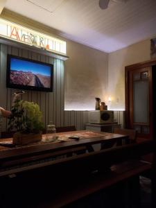 ColinasVale Aventura的客厅的墙上配有平面电视。