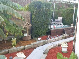 AumaleLe Mouton Gras的一个带狗屋和温室的花园