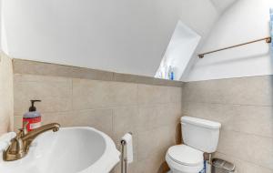 纽约Superb 1BR Apartment in NYC!的浴室配有卫生间、盥洗盆和浴缸。