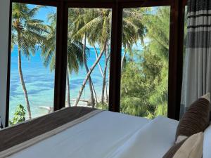 迪弗西Heron Beach Hotel - The Best Maldivian Getaway in Dhiffushi,Maldives的海景客房内的一张床位