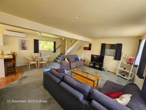 WhakatahuriCountry Cottage Rotorua的客厅配有沙发和桌子