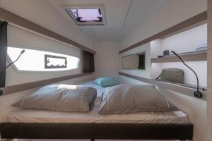 圣温琴佐catamarano isla 40的一间卧室设有两张床和窗户。