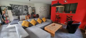 锡永Appartement avec terrasse的客厅配有带黄色枕头的灰色沙发