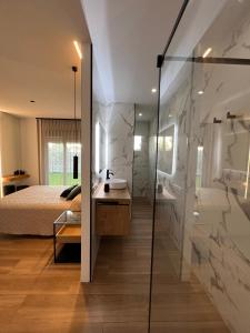 加的斯Loft luxury Mirador的带淋浴的浴室和1间带1张床的卧室