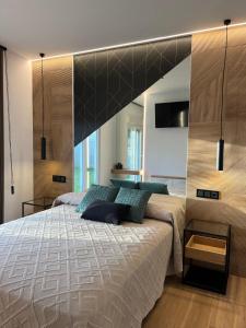 加的斯Loft luxury Mirador的一间卧室配有一张大床和大床头板