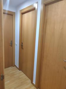 马德里Fast Single Rooms的空的走廊,房间有两个木门