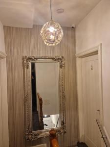 谢菲尔德Highfields Living的墙上的镜子,浴室内有吊灯