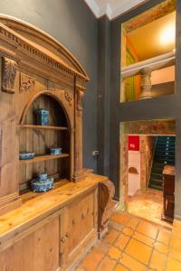 帕托内斯El Mirador de Las Jaras的一间厨房,内设一个大型木制橱柜