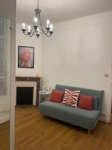新城勒鲁瓦Grande maison : Près de Paris/Orly的客厅配有蓝色沙发和红色枕头