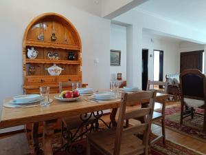 Árgos OrestikónCozy Garden House的一间带木桌和椅子的用餐室