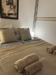 BetzdorfHotel Royal的一间卧室配有一张床,床上有毛巾