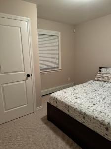 哈利法克斯Nitomik Private Suite的卧室配有床和白色门
