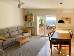 格拉纳达VillaSanMiguelAlto的客厅配有沙发和桌子