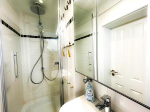 汉诺威Messenah für 5 Gäste mit kostenlosen Parkplätzen的带淋浴、盥洗盆和镜子的浴室